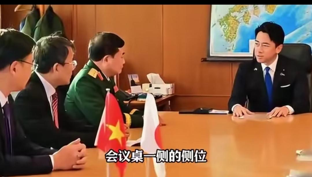 越南防长被日本安排座侧位，此举被认为是歧视侮辱，越南人谴责日本破坏外交规则，外交