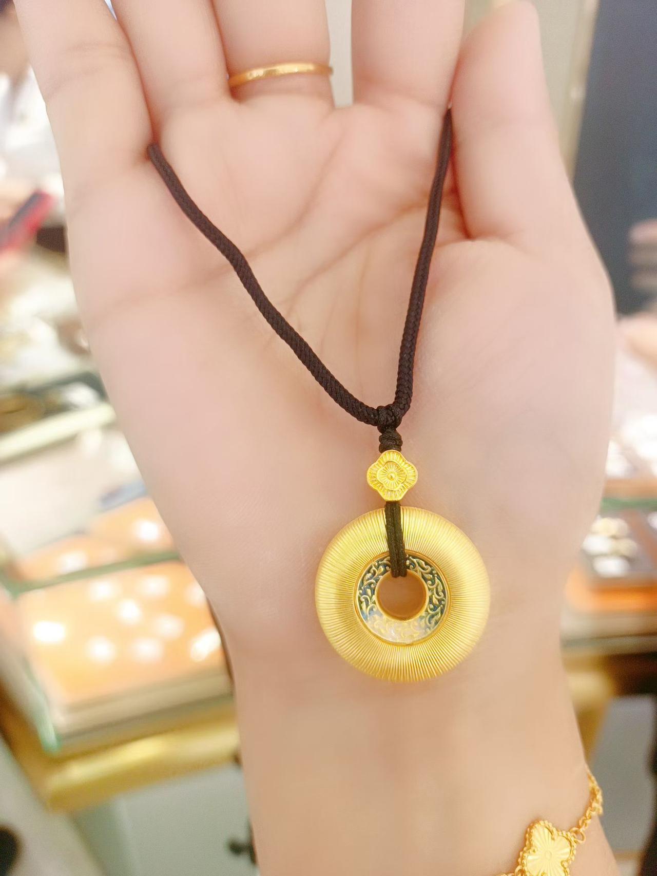 精致手链与黄金吊坠，尽显优雅气质！