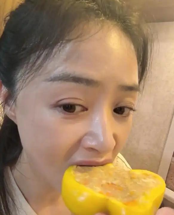 蒋欣的厨房角落里堆着五六个彩椒，不是菜市场买多了，也不是要做新菜式，是关晓