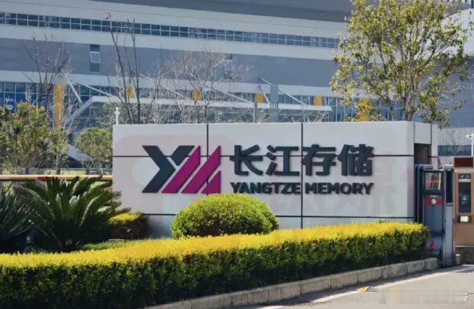 长江存储扩产+进军内存，国产存储全链自主提速长江存储在武汉的第三座工厂，主体结构