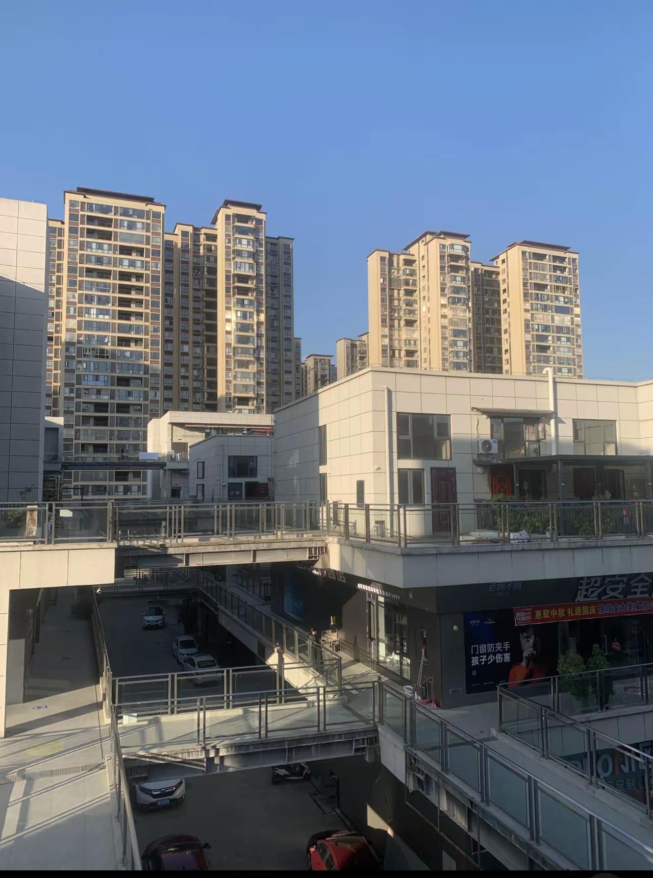 西安昨夜的宿舍楼下，警戒线拉起来的瞬间，又一个年轻的生命停在了寒冬里。“正