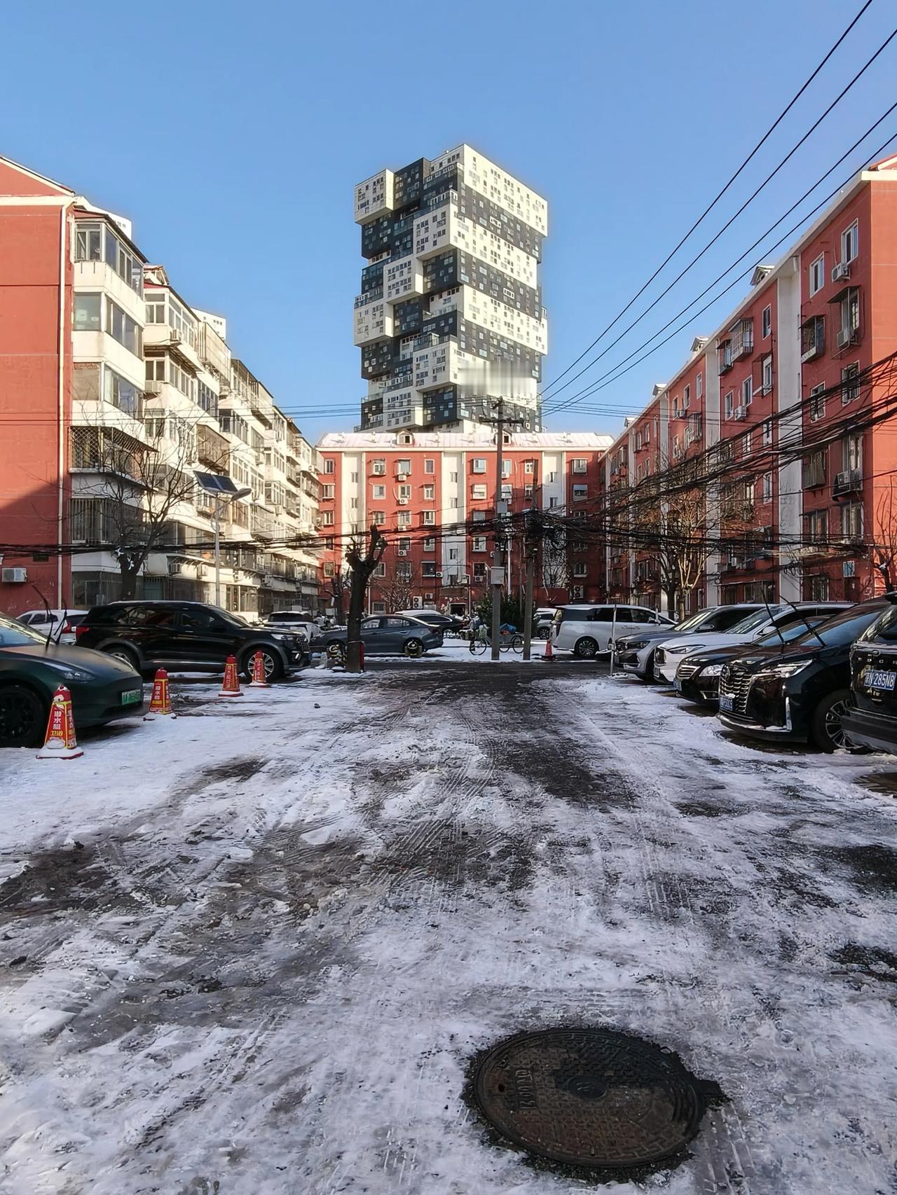 北京的雪如约而至，未下很大，也未全部融化，到了晚上，小区的路又结了冰！电