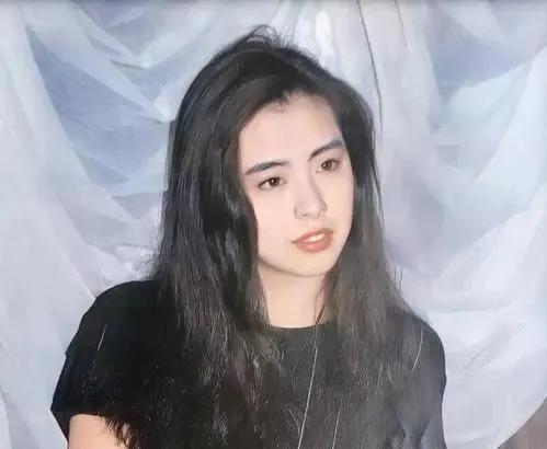 1990年，王祖贤第一次去北京拍广告，片酬200万。坐出租车时她给司机5