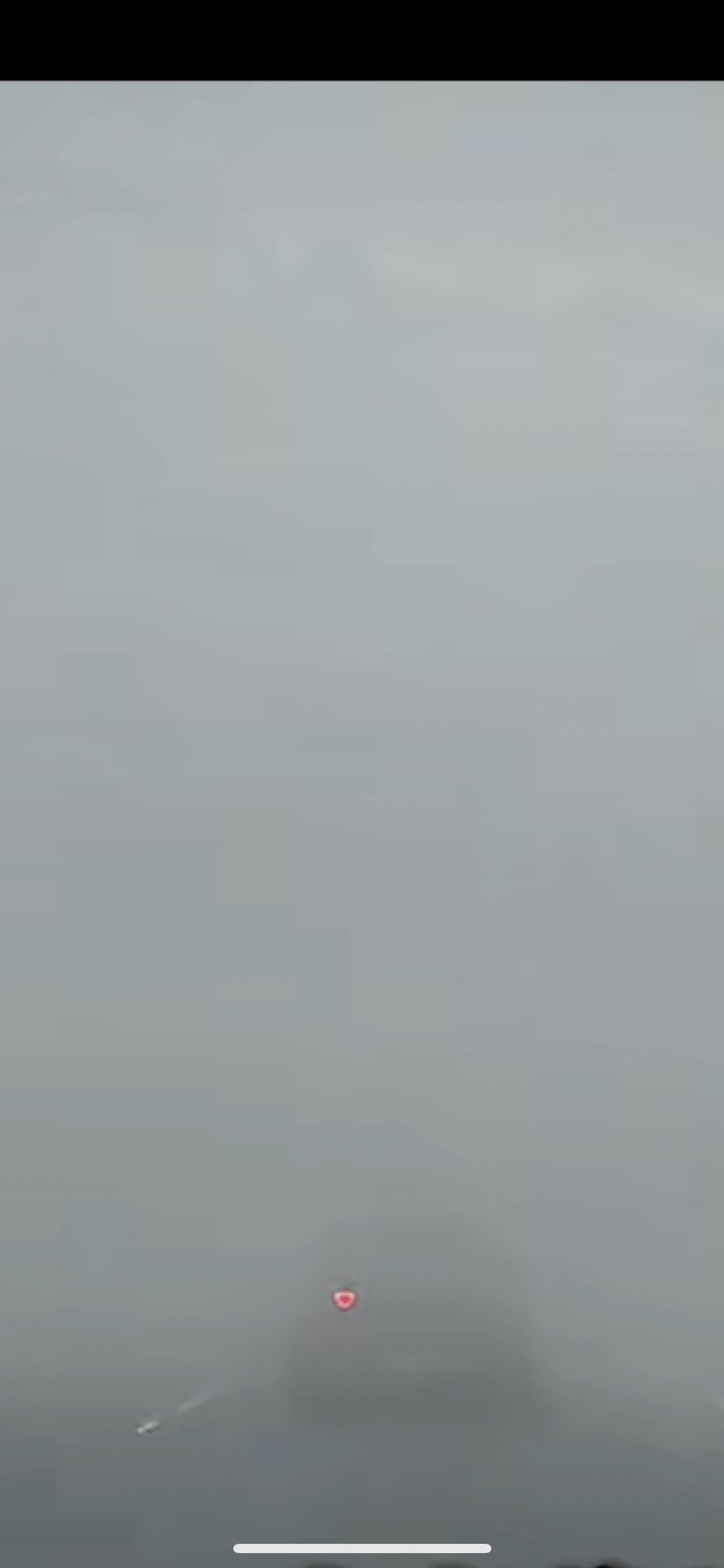 司机：你好，交警队吗？交警：是的，司机：雾太大，根本看不清红绿灯，一早上都已经闯