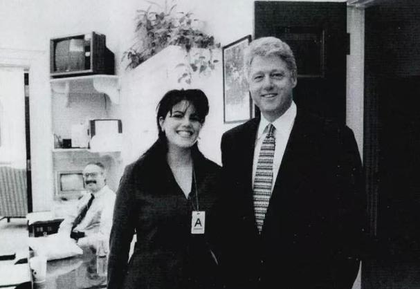 比尔·克林顿年轻的时候长相帅气，也曾经有不少女孩子爱慕他，妻子希拉里对戴安娜王妃