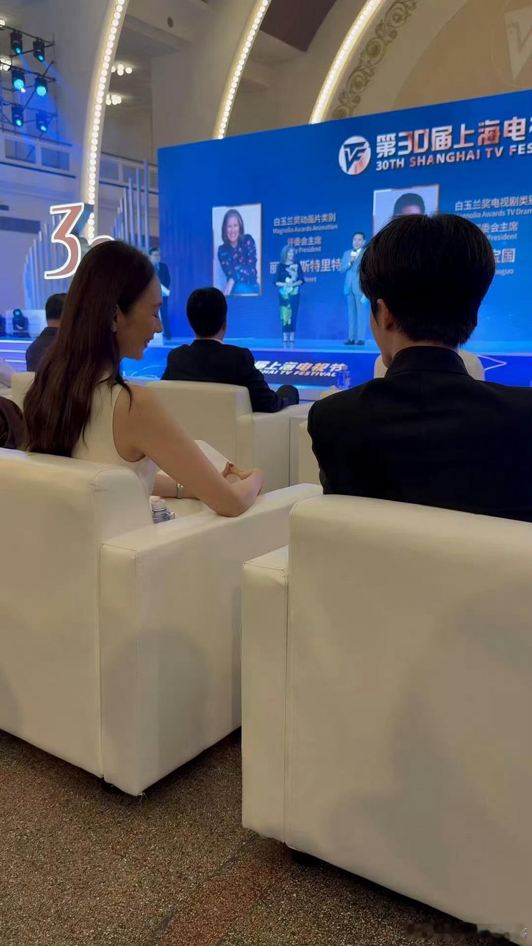 童瑶檀健次台下热聊童瑶檀健次台下热聊，显眼位置的他们畅所欲言，这场跨代交流简直是