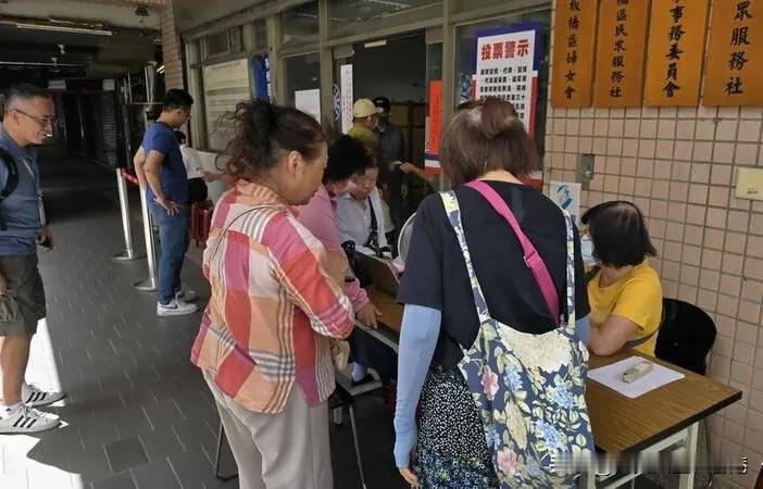 “厉害👍，都是人精，一个细节就暗示是投票给了谁”？国民党主席选举，新北市长侯