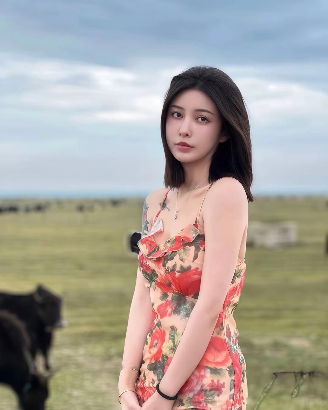 花间少女立，牛背夕阳斜。