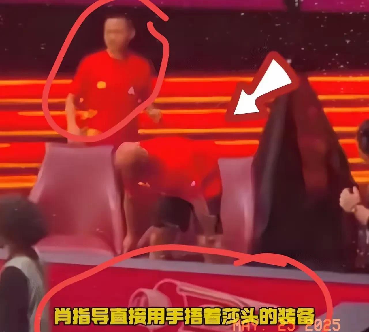 这是世乒赛上最搞笑，但最心酸的一幕！混双夺冠庆祝时刻，肖战没有忙着去庆祝，而是