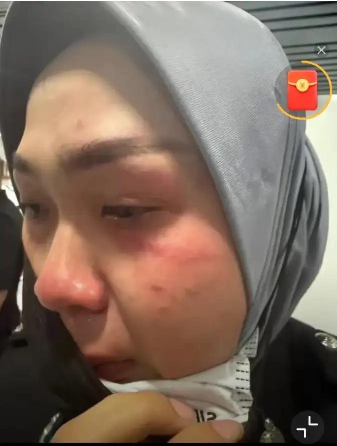 都是脾气惹的祸！8月中旬，中国游客吉隆坡机场发飙，竟当众扯下女性官员头巾，猛撞柱