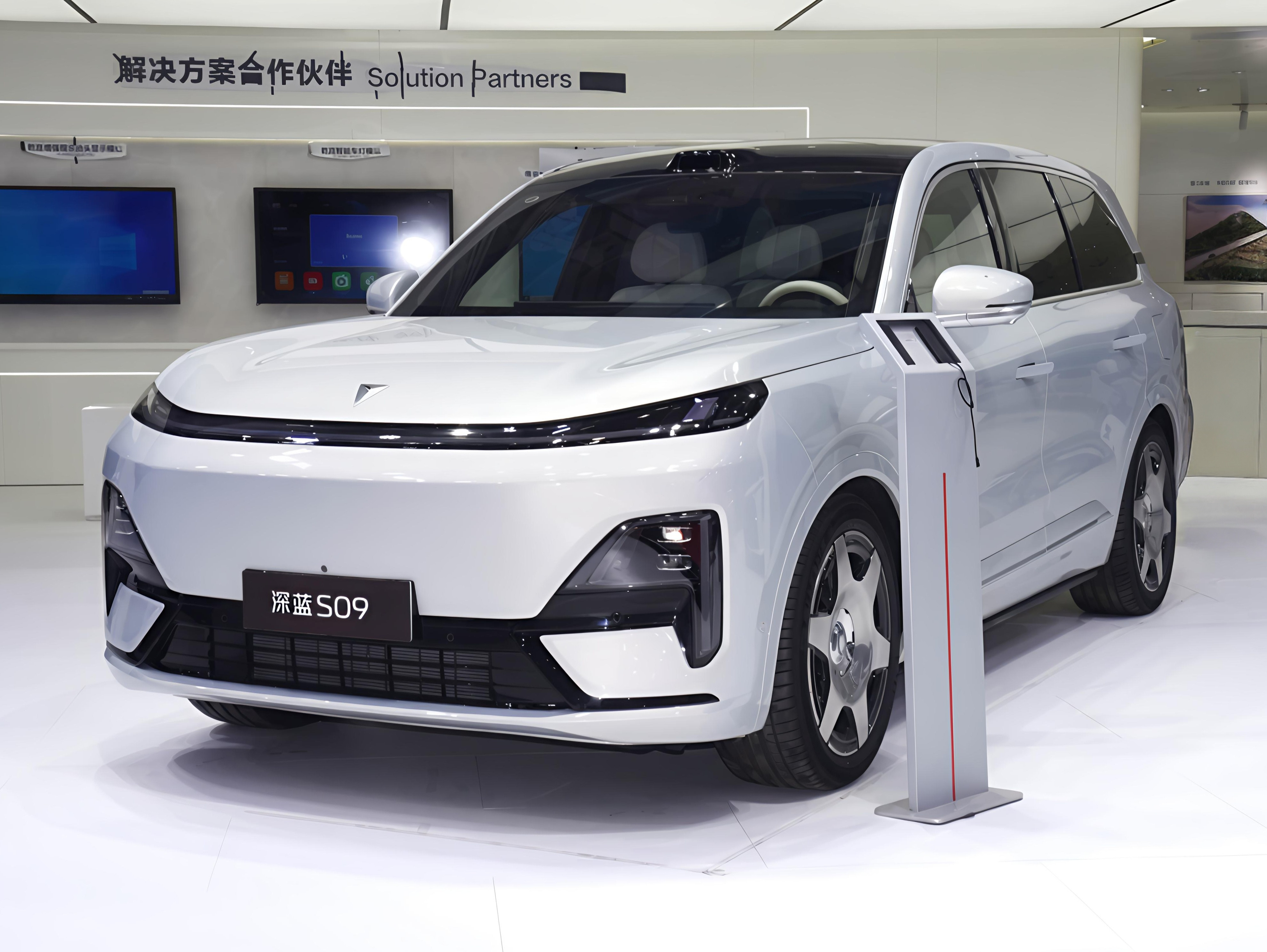 2025上海国际车展深蓝汽车正式公布“家庭大六座智慧旗舰SUV”深蓝S