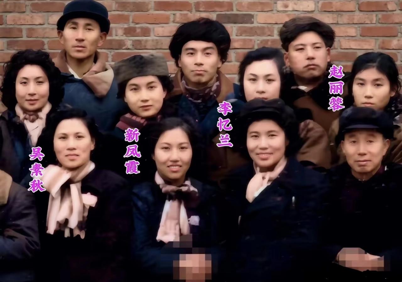 你见过还在演评剧的青年赵丽蓉吗？这张50年代末的北京戏曲界合影，不少人第一眼认不
