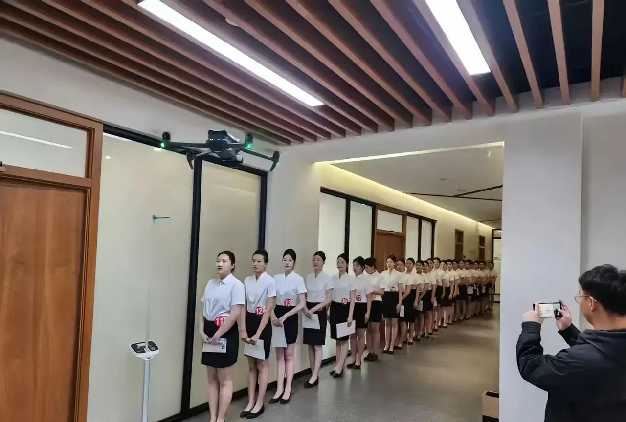沈阳铁路局在吉林铁道职业学院招列车员了，这是我上午刷到的图片。这张图片一定是现