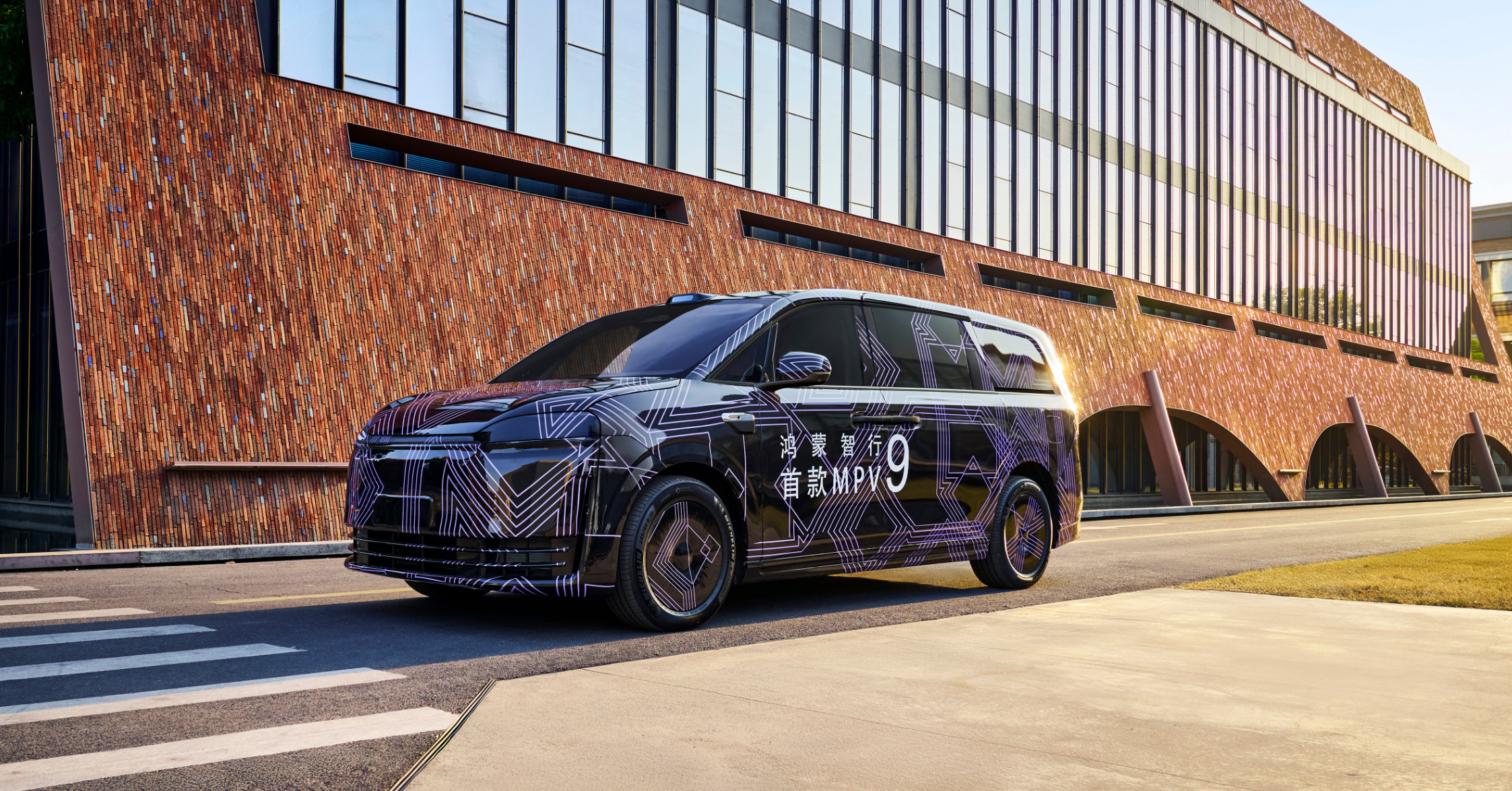 全新仪表台设计，巨巨巨有仪式感的迎宾灯效，自动距离感应电滑门，最大180度旋转的