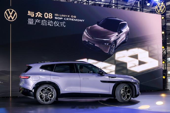 大众和小鹏首款联合开发车型与众08终于在今天正式量产下线何小鹏专程跑去出席量
