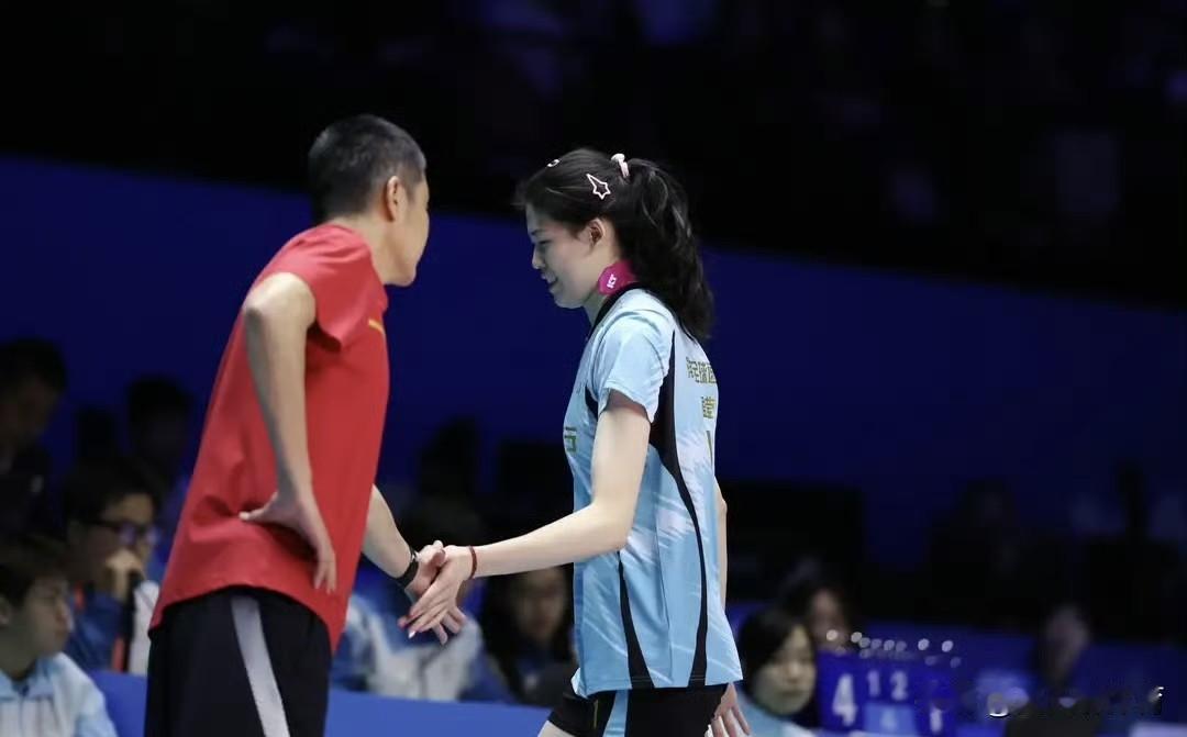 天津女排新赛季18人大名单，李盈莹依然在大名单当中，还身兼队长，该不会又出不去了