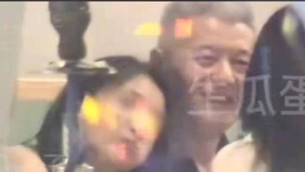孟桐藏得深！开酒吧多年不倒，被拍的女人却不好看孟桐这人不一般留学德国