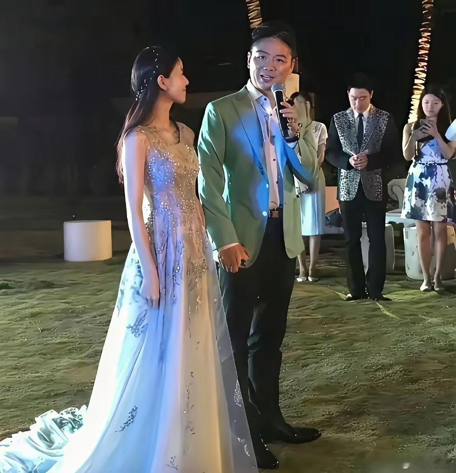 刘强东当年结婚时真的是幸福满满啊！