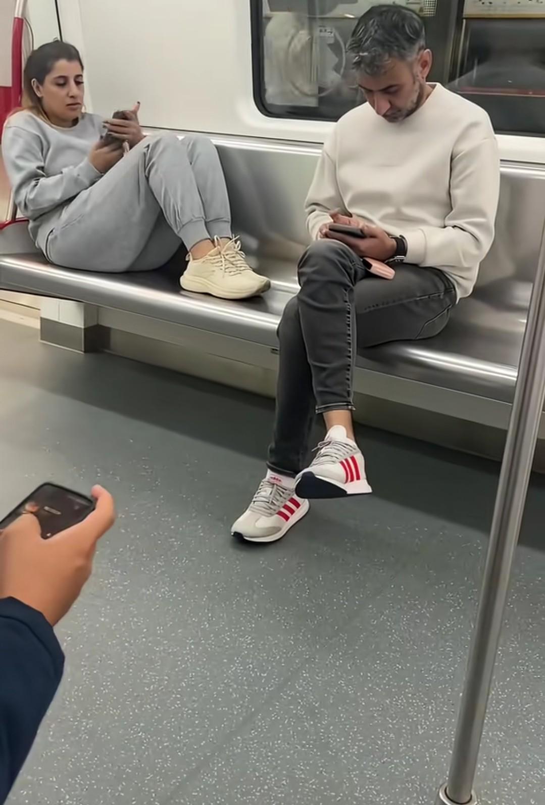 有人在广州地铁拍到这样一幕，一个外国女子穿着鞋子，踩在地铁座椅上，甚至她的脚还踩