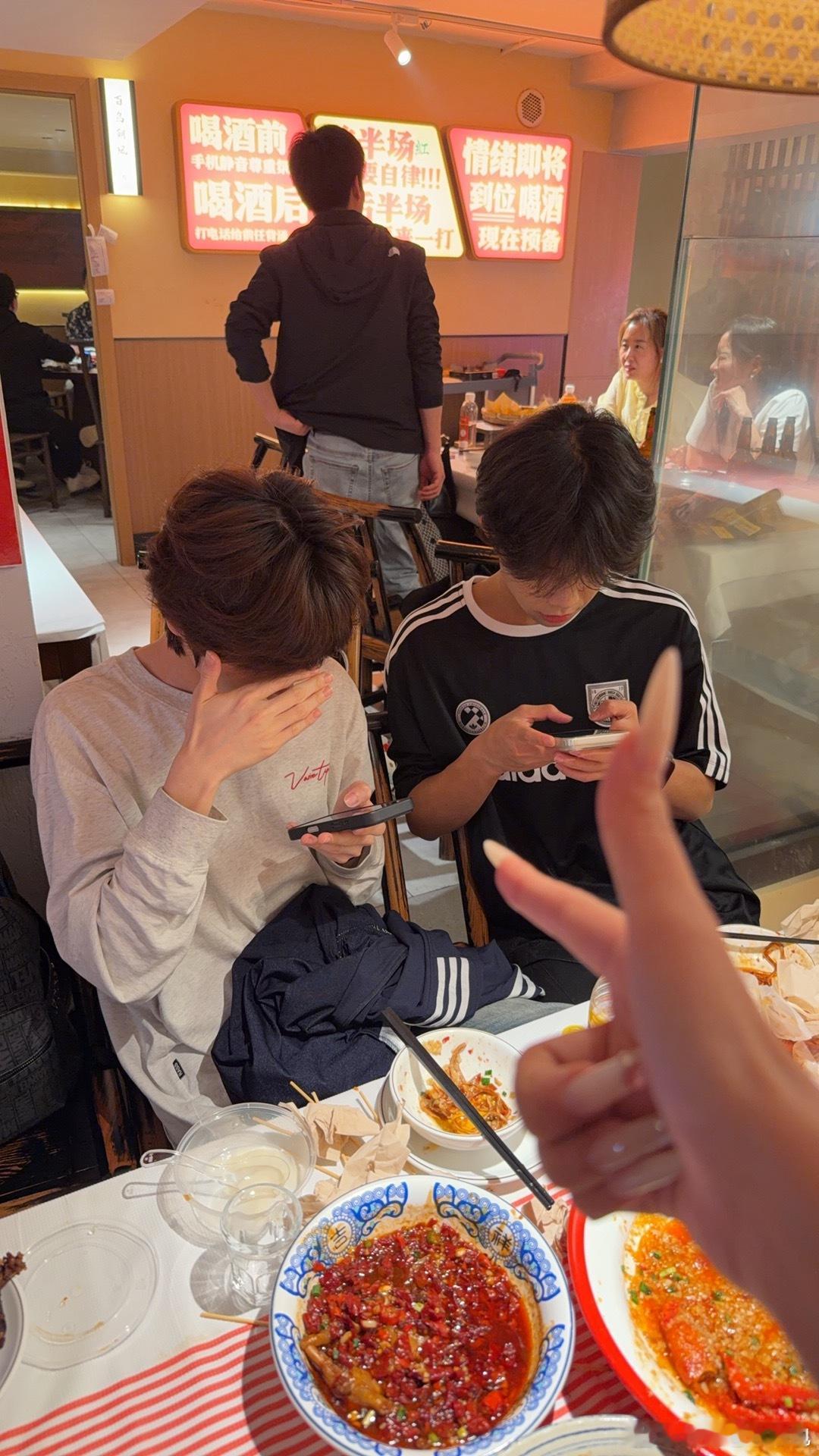 超级搞笑！哈哈哈哈哈哈哈哈因为想让bb在长沙和我们多玩两天。两个人直接开演哈哈哈