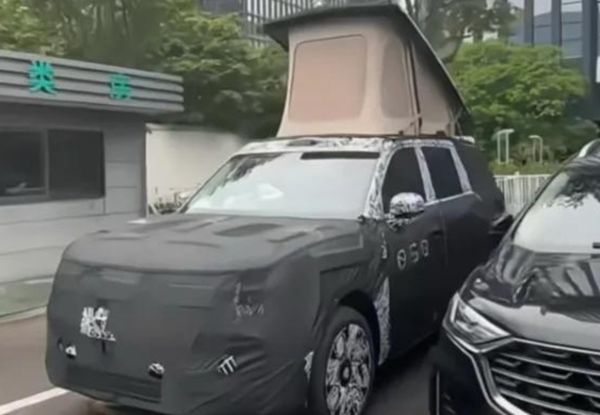 这不巧了吗？小米澎程马上要推出的SUV也有电动一体式的车顶帐篷，与享界G9的有