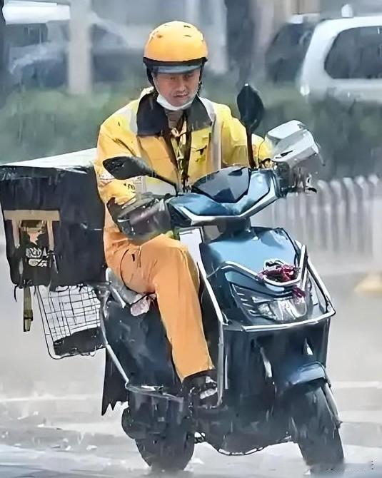 我敢肯定，制定电动车25公里限速这个规则的人，一定肯定加必定，上下班不骑这四面透