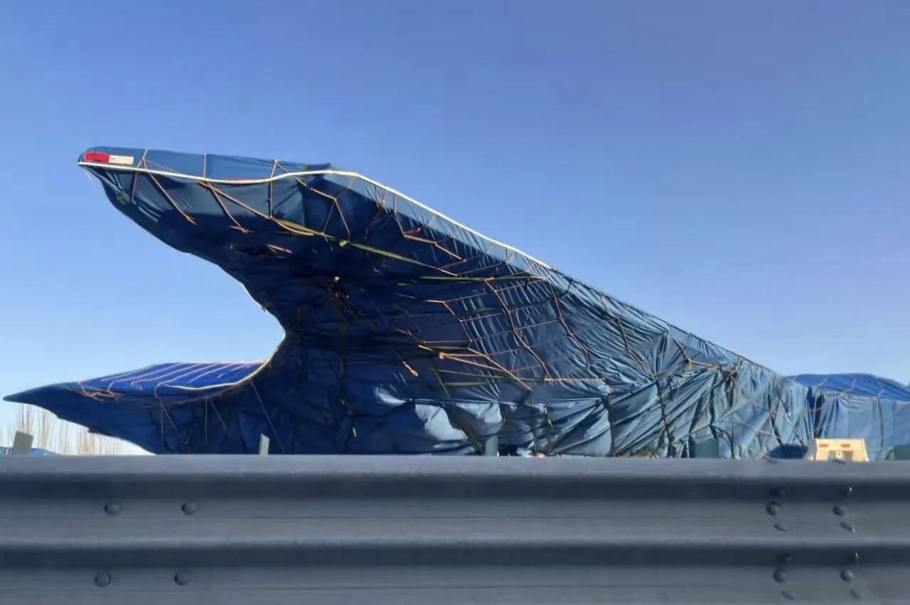 美国空军现在最怕啥？就是怕中国公路上出现这种“粽子机”！中国歼-35战斗机的