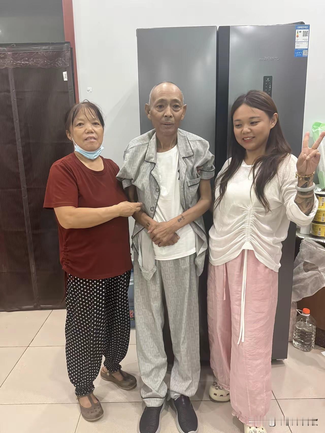 一个月前我爸突然昏迷，半夜拉到郑州抢救，在ICU里抢救了一个礼拜，医生让放弃了，
