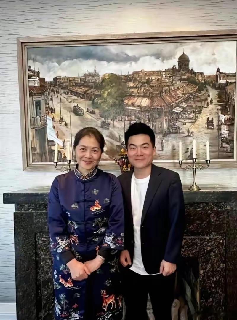 董宇辉和作家迟子建的合影。迟子建曾哽咽地对董宇辉说：“你帮我卖了150万本《额尔