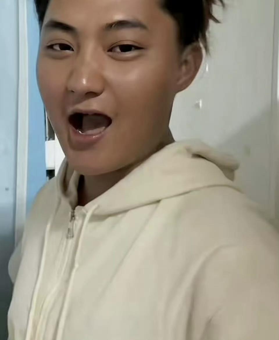 最近黄子韬的日常照流出，照片里的他相比婚前明显发福很多，对比之前的小鲜肉照片，网