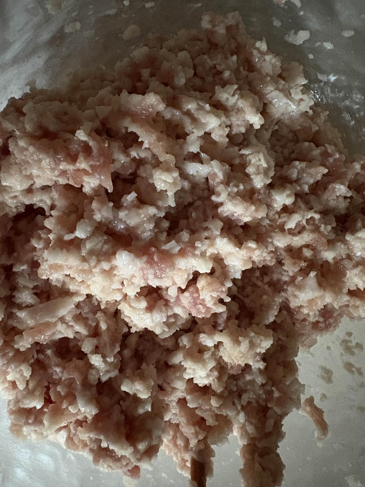 我把马蹄洗干净切细末，和肉末一起拌匀后加入葱和盐，再加入适量的水淀粉搅拌均匀。