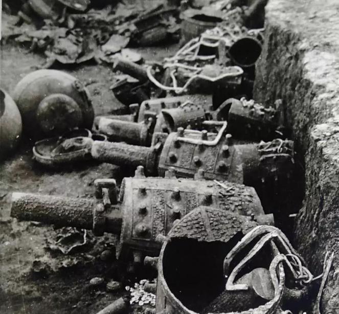 1978年，河南两名渔民在丹江口水库打鱼，没想到一网下去竟怎么都拉不动！俩人使足