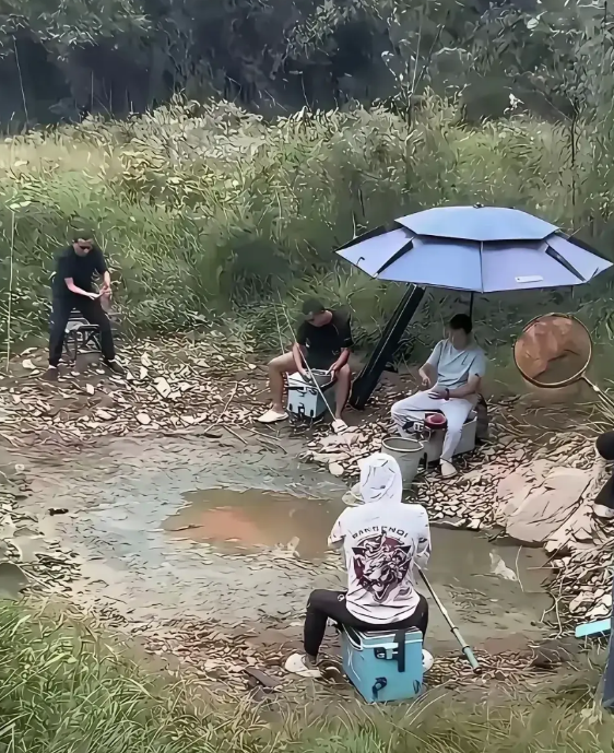 湖南，有一名男子到后山的小水潭钓鱼，女子看到丈夫中午没有回来，打电话也没有人接，
