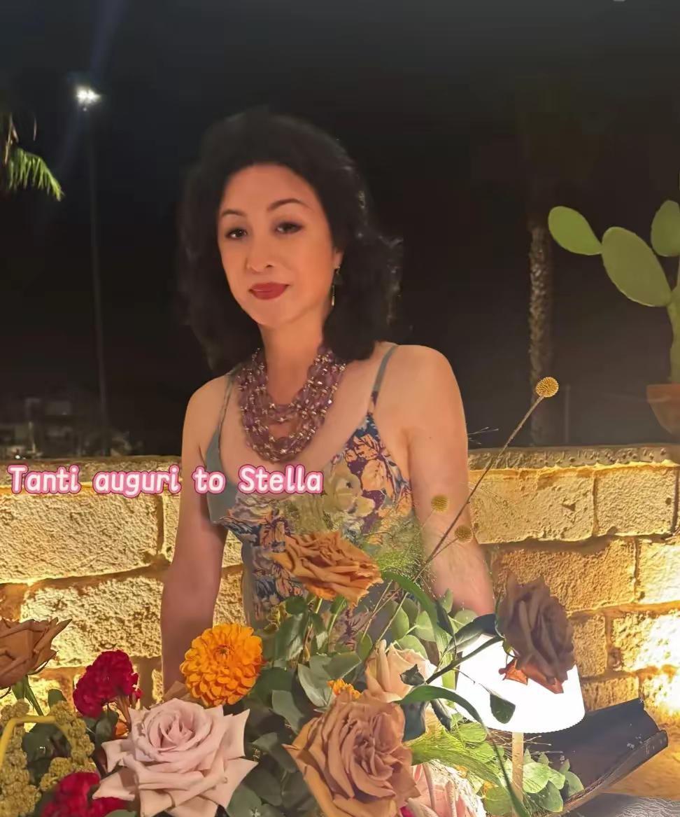 58岁金星又美回来了，穿印花吊带裙戴8层项链，风情万种好贵气……金星穿着修身的