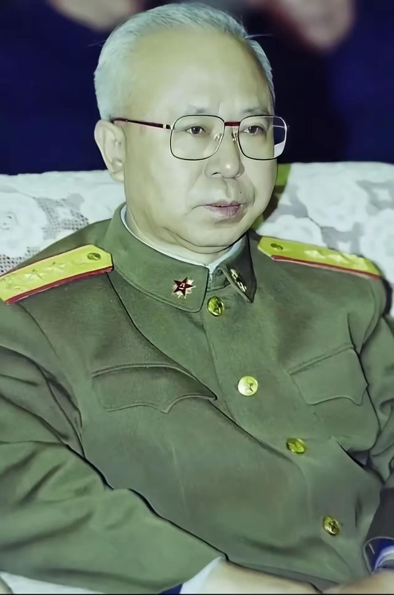 1994年任成都军区司令员，1995年改任副总参谋长，长期作为梁光烈副手，始终未
