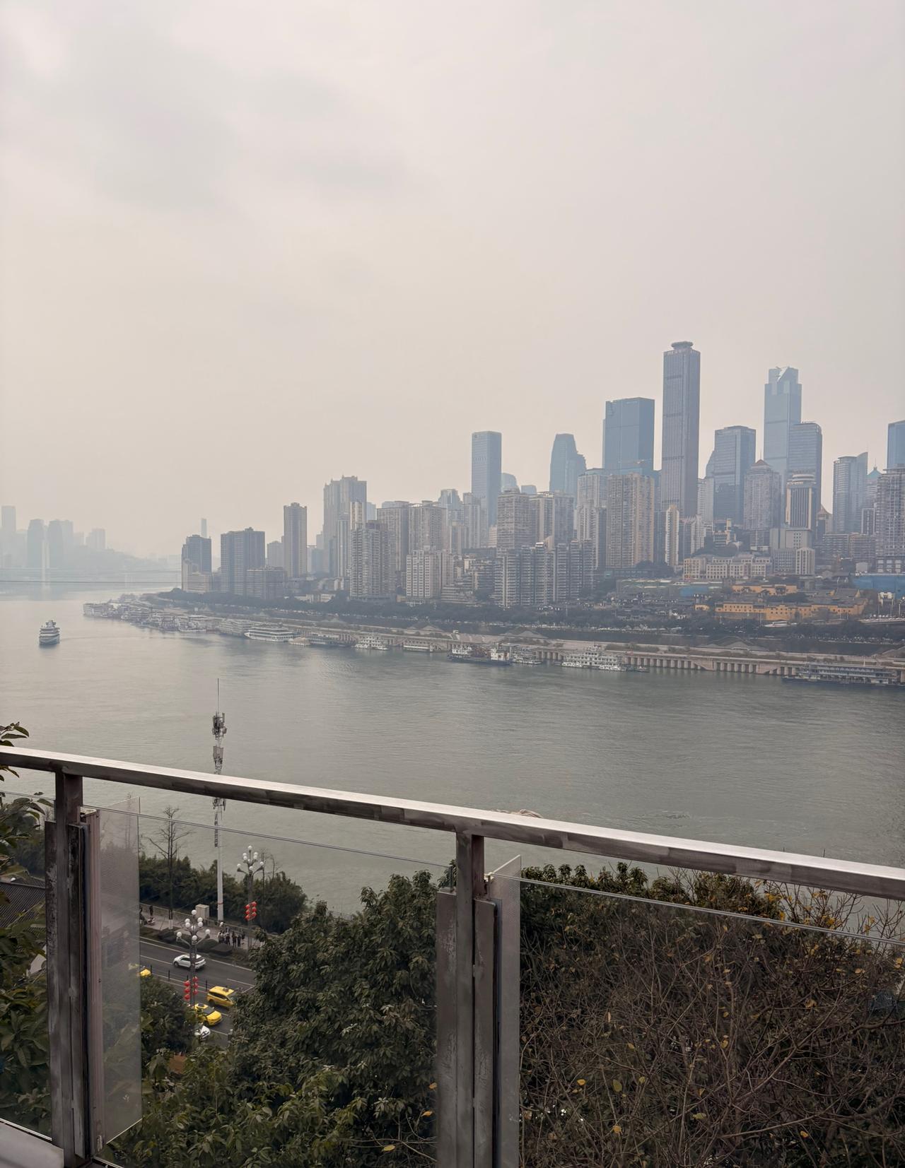 我有个朋友，人际关系相当的不错，特别喜欢和一些不起眼的人物打交道。比如小区
