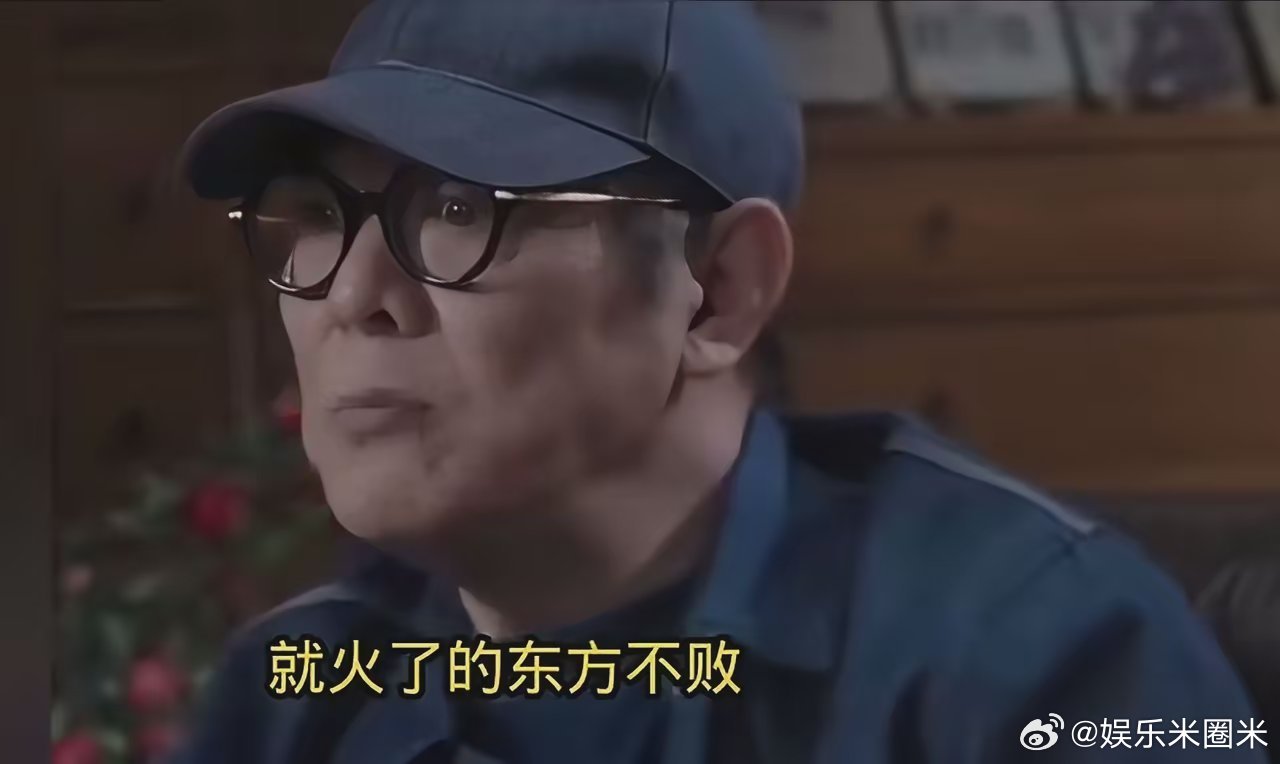 李连杰说：“你们说《倚天屠龙记》多好。张敏回头一望多好啊，怎么没第二集了？我和向