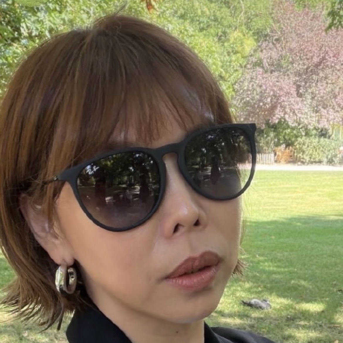 网友发现李荣浩蹲着给杨丞琳拍照墨镜反光拍到李荣浩杨丞琳谁能想到一张照片的墨镜里