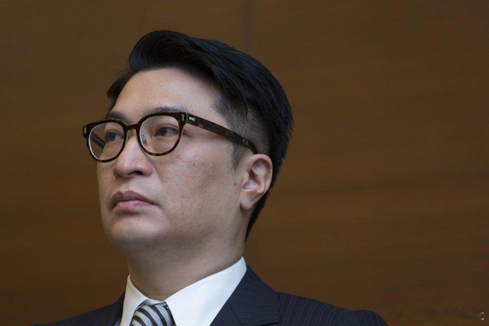 恒基地產集團主席兼董事總經理李家誠今日（13日）入稟控告藝人周秀娜、5個YouT