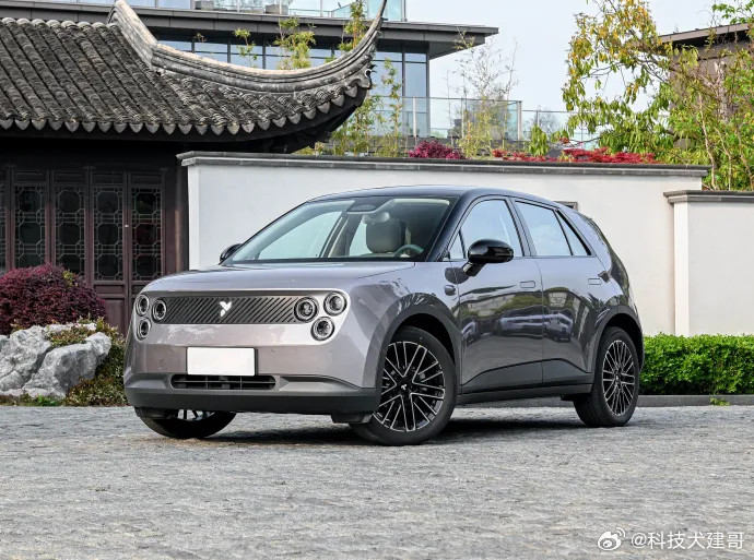 蔚来萤火虫这波逆袭，核心就一句话：用产品硬实力把“丑”标签撕了，靠精准定位把市场