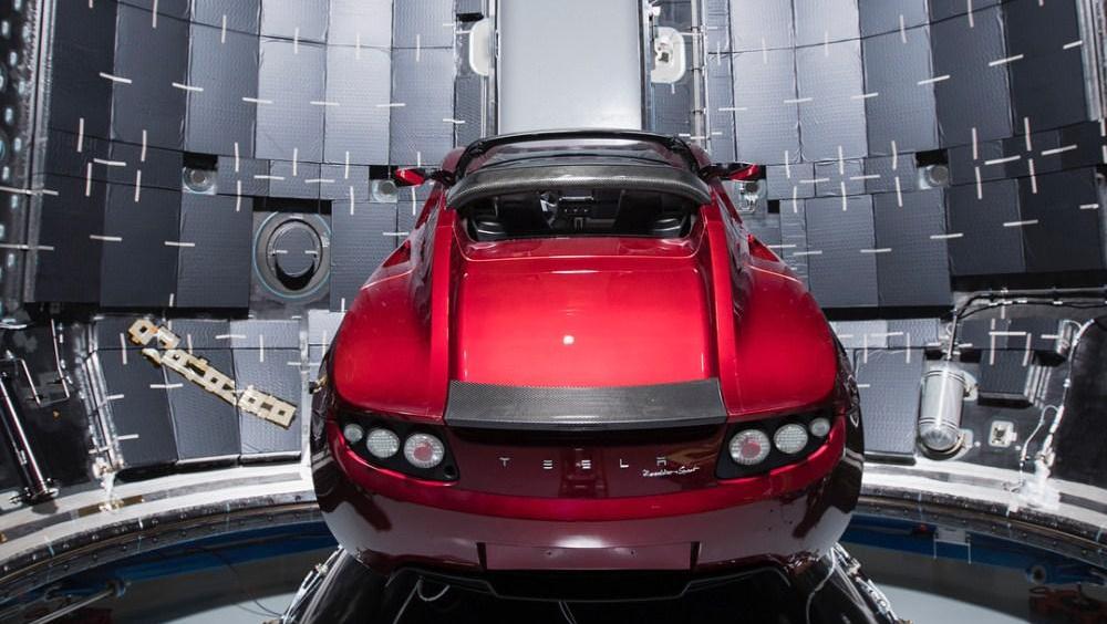 特斯拉跑车在太空播放歌曲Space Oddity《太空
