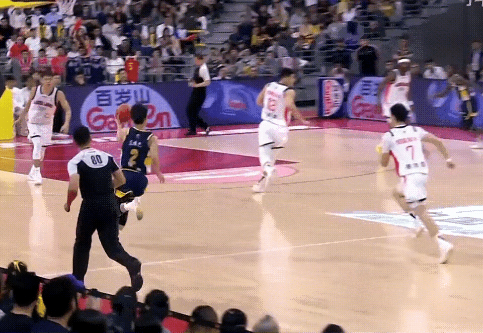 看看这助攻，看看这突破，再看看这三分，一百年出一个库里，九十年出一个徐杰，不过分