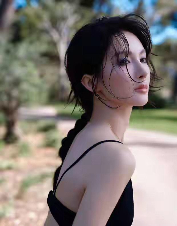 搜狐娱乐金晨海边穿吊带秀婀娜身材，湿发麻花造型又甜又酷。5月27日，金