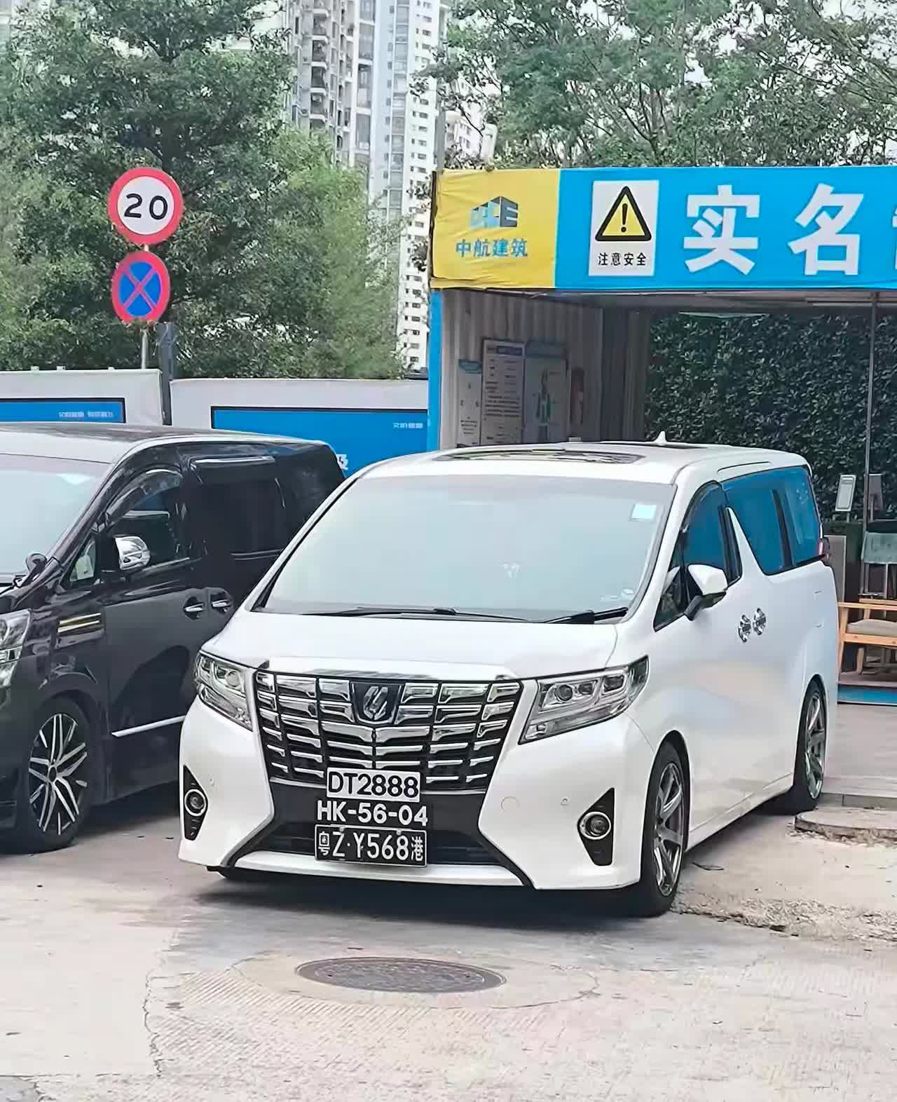 今天看见了一辆挂3种牌子的汽车。远看还以为是丰田，出于好奇，走近一看才发现是原来