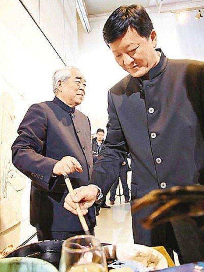 范曾的儿子范一夫，真的是人间清醒！虽然没有血缘关系，但是却得到了范曾的认可！