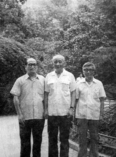 1949年，地下党黄旭潜入警察局档案室，偷偷拿走了17份特务资料，谁知第二天就被