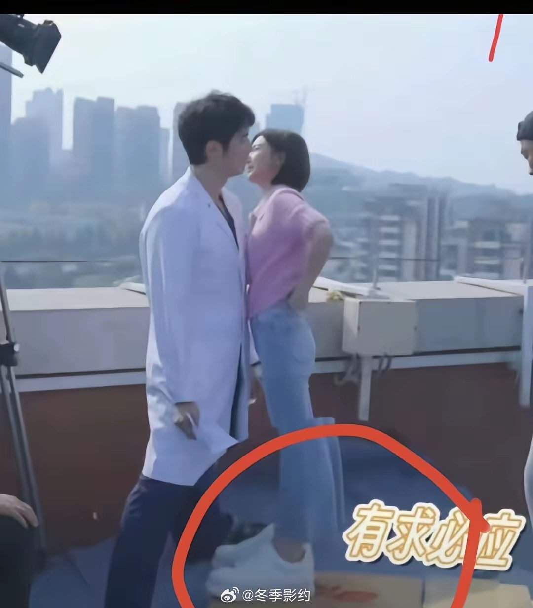 女演员也太不容易了。身高影响吻戏，太真实了。这画面想想就觉得有趣！