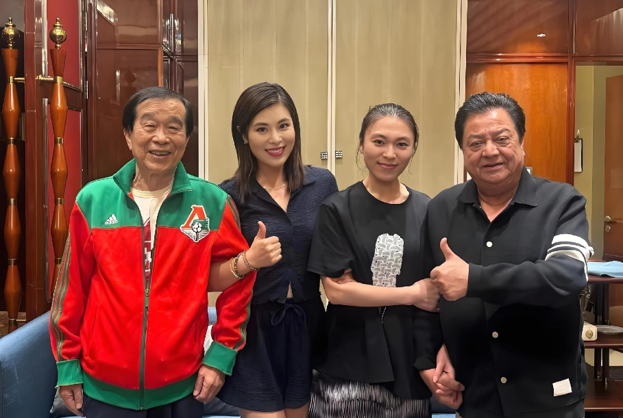 李金斗魅力难当，小迷妹十指紧扣！近日，相声表演艺术家李金斗、石富宽闪现台州，参