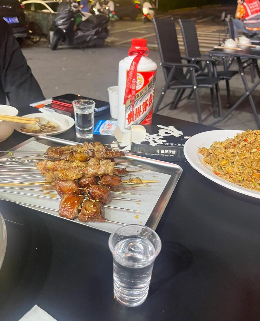 今晚看到隔壁桌，两个人喝茅台，吃烤串。也不知道他到底什么实力。你说他低调吧，