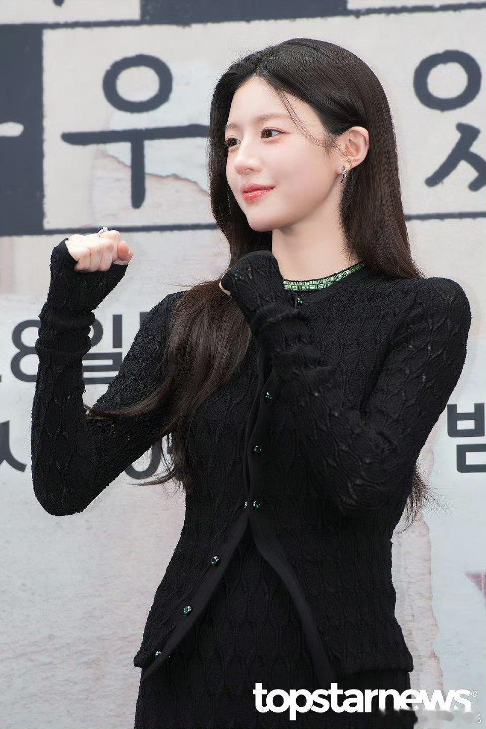 高允真出席新剧《努力克服自卑的我们》发布会，身穿香奈儿2026高级手工坊系列黑
